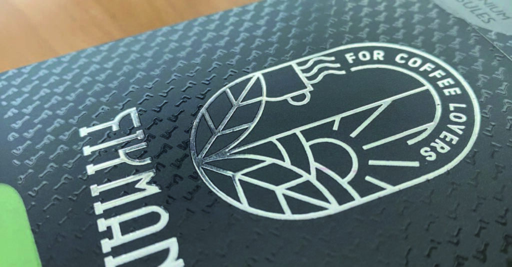 Packaging con acabados premium, incluyendo stamping metálico y barniz UVI, diseñado para destacar la identidad de marca.